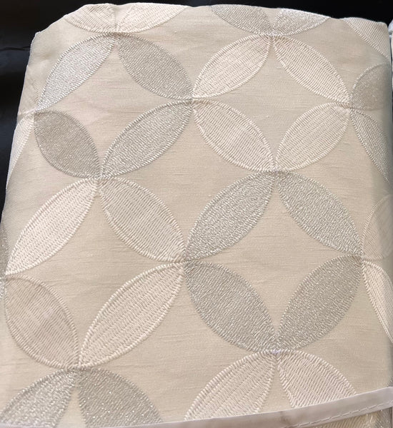 Tablecloth Embroidery "Circle of Happiness" 14665 in Silver on White Jacquard