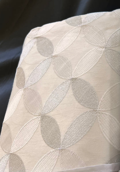 Tablecloth Embroidery "Circle of Happiness" 14665 in Silver on White Jacquard