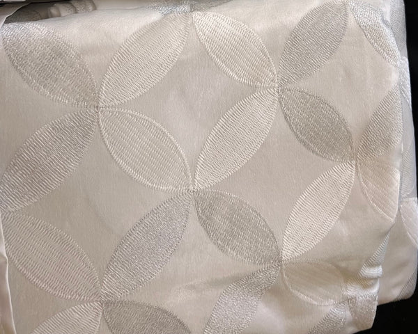 Tablecloth Embroidery "Circle of Happiness" 14665 in Silver on White Jacquard