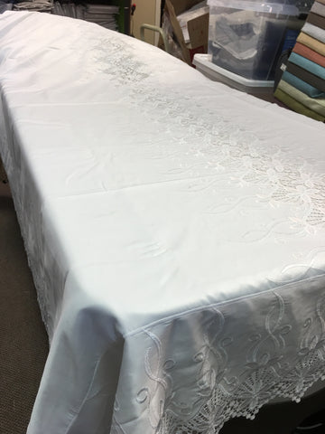 Tablecloth "Macrame Applique" 21663 on White Satin