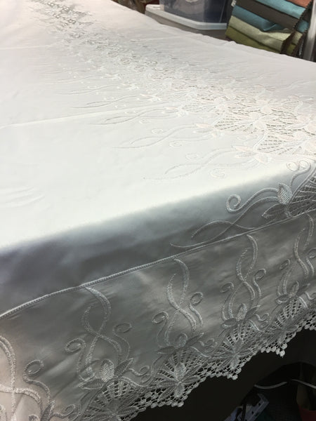 Tablecloth "Macrame Applique" 21663 on White Satin