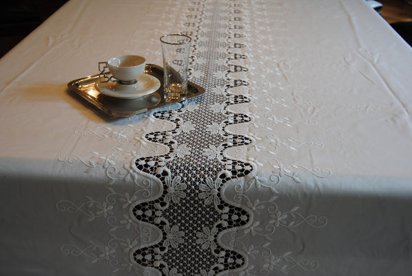 Tablecloth "Macrame Applique" 21660 on White Satin