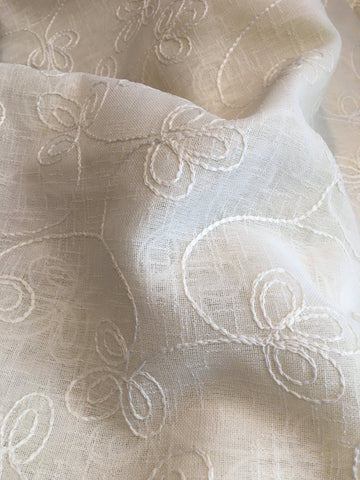 Tablecloth rustic sheer embroidery "Au800" off white