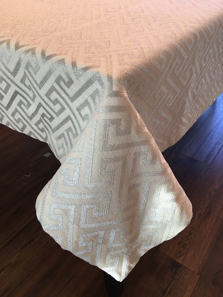 Tablecloth Embroidery "Labyrinth on Chenille" 14667.3448 in silver on ecru